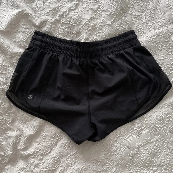 lululemon athletica Hotty Hot Low-Rise Unlined Short 2.5" Black Shorts Sz 6 - Picture 2 of 13